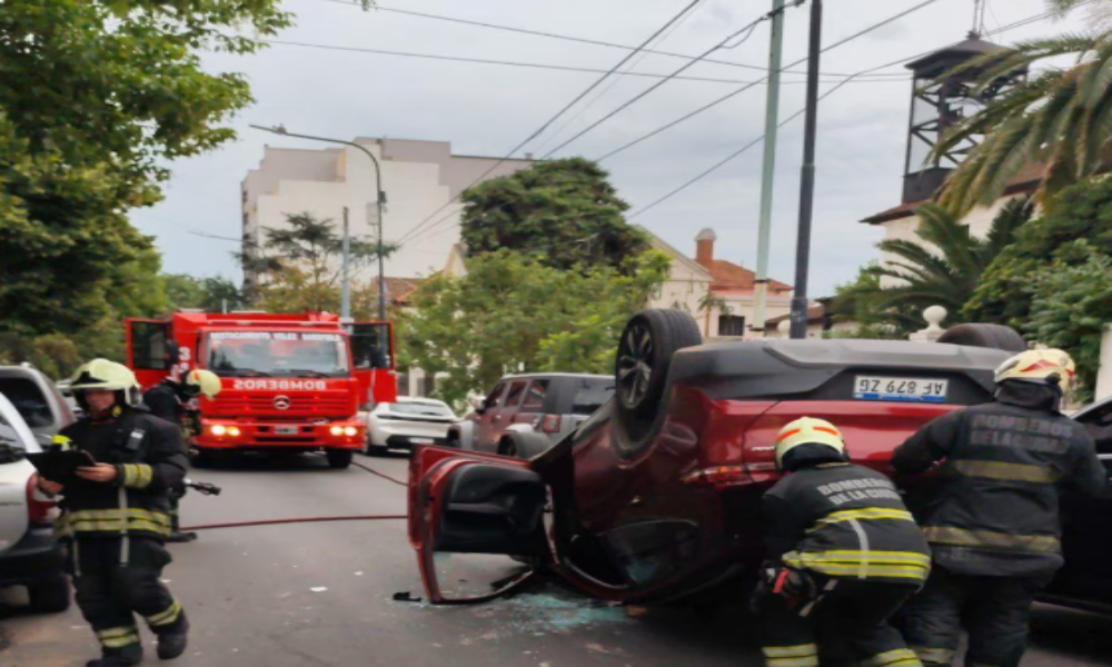 Choque y vuelco de una camioneta en Parque Avellaneda dejó dos heridos
