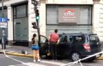Alcoholizado incrustó su auto contra un semáforo en Callao y Tucumán