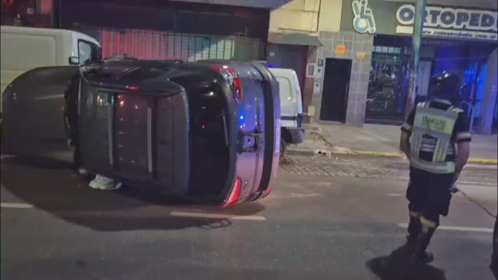 Villa Luro: una mujer volcó con su camioneta tras chocar a un auto estacionado en la avenida Rivadavia