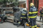 Recoleta: un auto volcó tras chocar a un vehículo estacionado en Mansilla al 2800