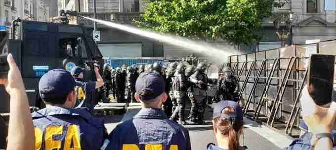 Represión en Congreso: tres heridos por camiones hidrantes y gas pimienta durante marcha de jubilados