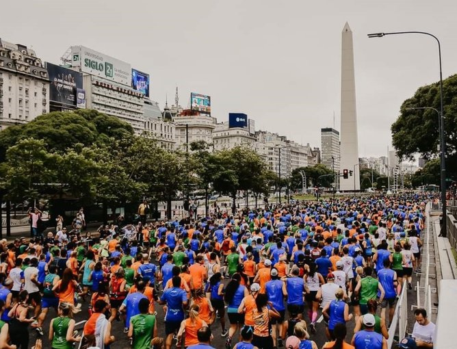 Desafiando al calor extremo, miles de atletas celebraron en Obelisco la gran corrida San Silvestre Buenos Aires, que cumple 15 años
