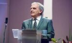 Un pastor evangélico de Parque Avellaneda criticó el oratorio con bandera del Vaticano en el Senado