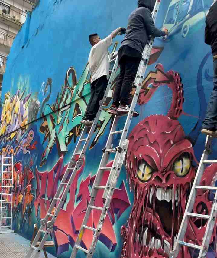 Cerca del Abasto: más de 40 artistas urbanos pintaron una pared gigante en Bustamante y Charcas