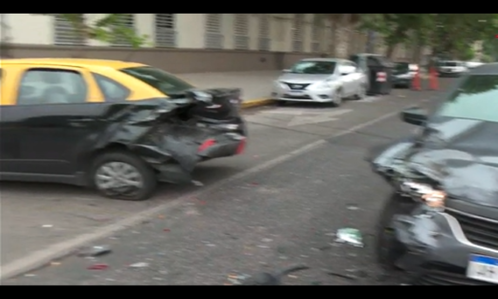Triple choque en Mataderos: Renault Logan embiste dos autos a alta velocidad, conductor sospechado de ebriedad
