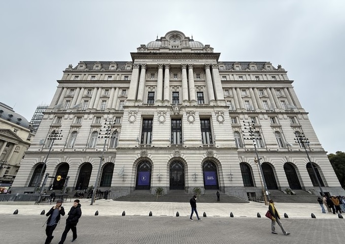 Palacio Libertad: un empleado fue sorprendido grabando a menores, se arrojó desde una ventana y murió