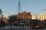 Arman los árboles de navidad gigantes en Plaza Miserere y Plaza Almagro
