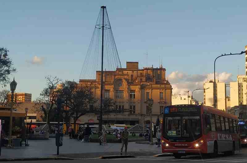 Arman los árboles de navidad gigantes en Plaza Miserere y Plaza Almagro