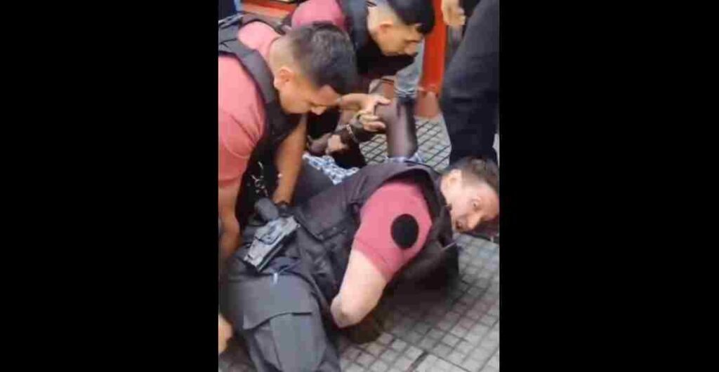 Once: policías forcejearon y tomaron del cuello a un vendedor ambulante para incautarle la mercadería