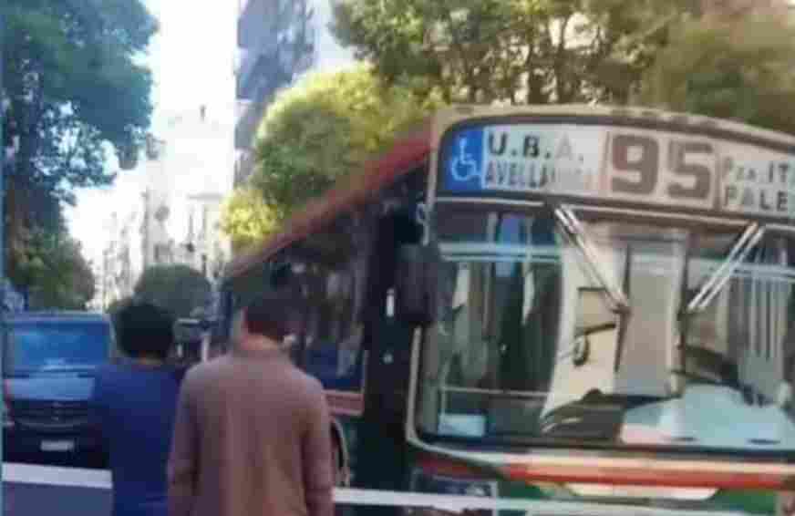 Tragedia vial en Balvanera: un colectivo atropelló y mató a un peatón en Pasteur y Viamonte