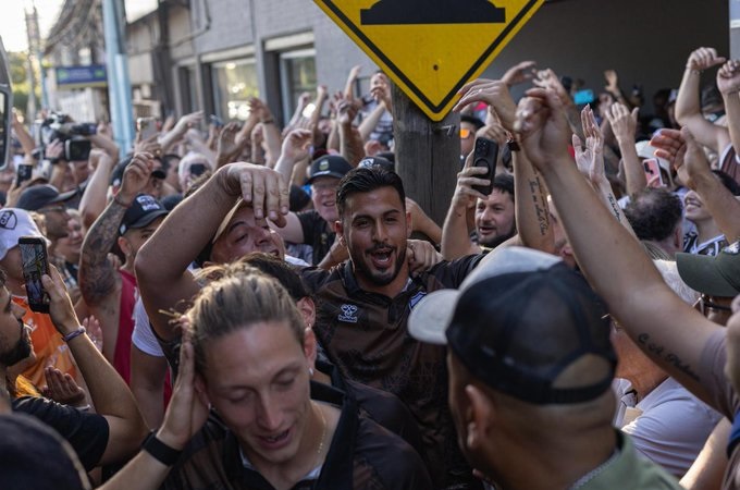 Platense enfrenta a Estudiantes por el Trofeo de Campeones: los hinchas alentaron al equipo en la puerta del estadio calamar