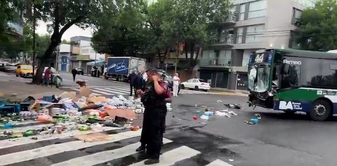 Nueva Pompeya: choque entre un camión y un colectivo termina con bebidas desperdigadas por el suelo