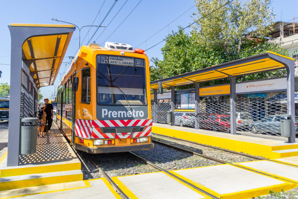 Pasajeros marchan contra el cierre del Premetro: piden su modernización