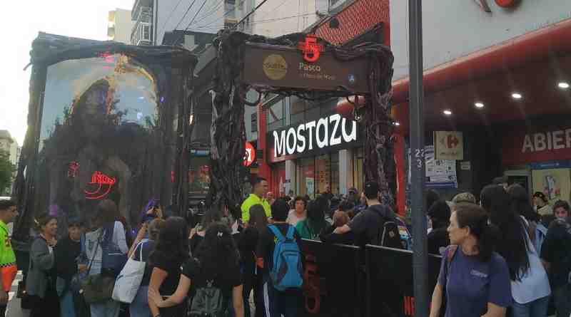 Stranger Things en Balvanera: más de una cuadra de cola para visitar la intervención del Upside Down en la estación Pasco de la Línea A de subtes