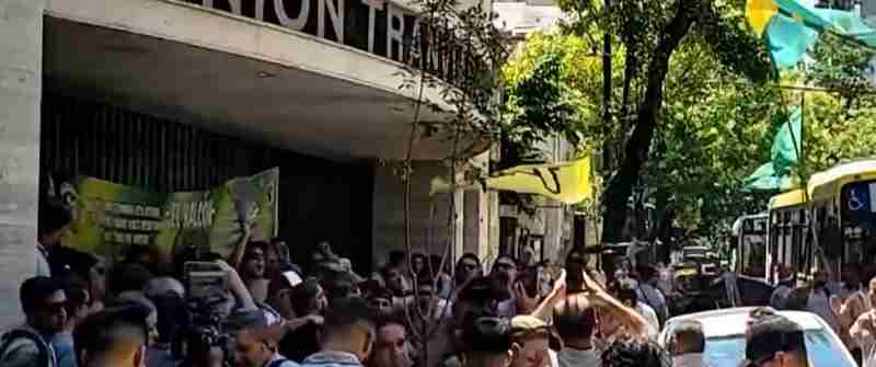 Protesta de trabajadores de la línea 148 frente a la sede de la UTA en Balvanera