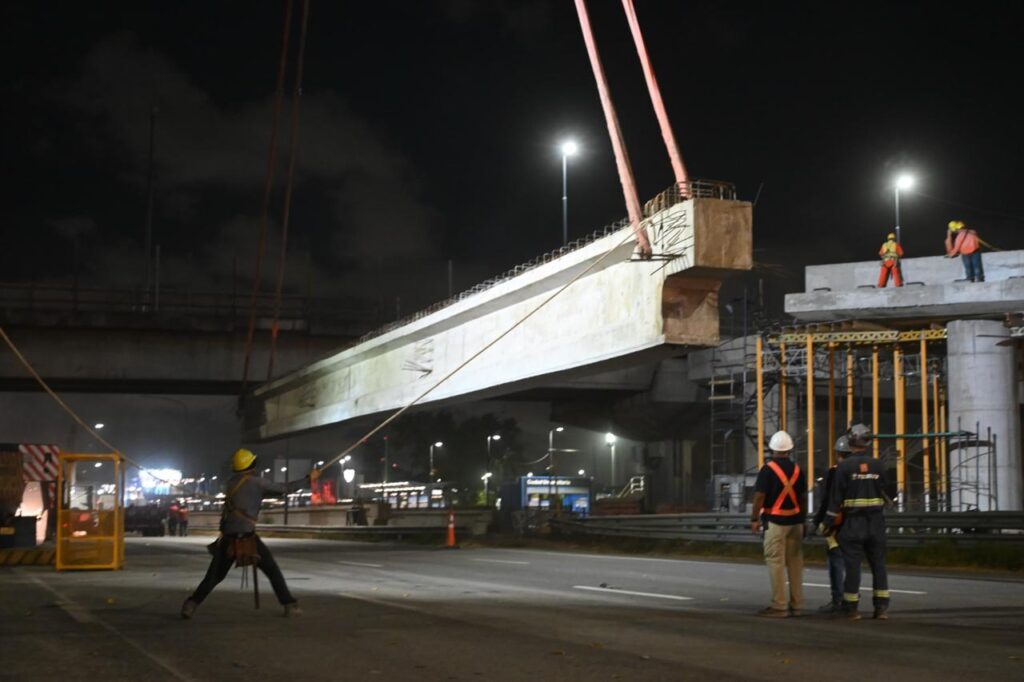 Núñez: colocaron vigas de 45 toneladas para ampliar el Puente Labruna sobre la avenida Cantilo