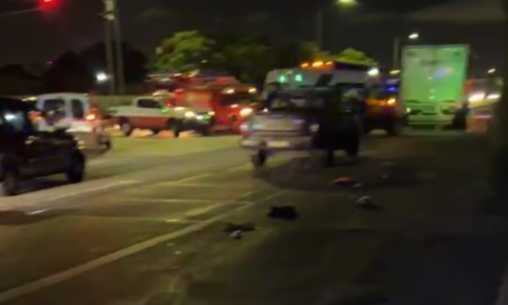 Fatal choque moto-camión en Villa Soldati: un muerto atrapado y herido grave en Av. 27 de Febrero