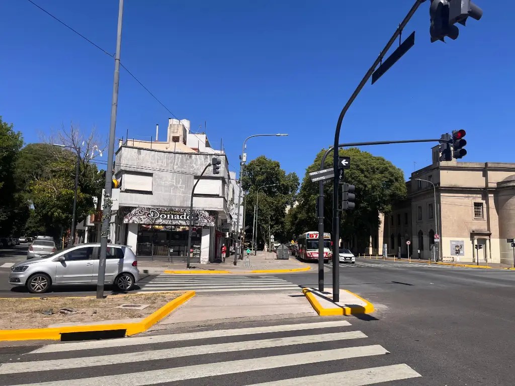 Vecinos de Saavedra sugieren defensas peatonales en la esquina de Balbín y Donado