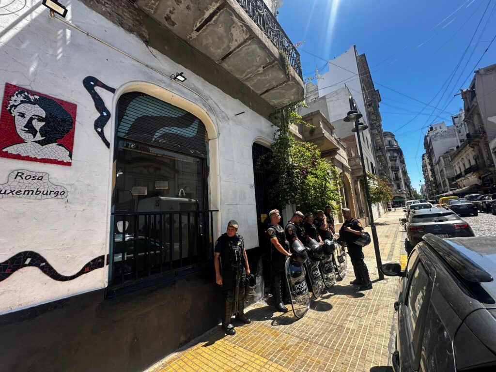 San Telmo: desalojo de viviendas y una librería