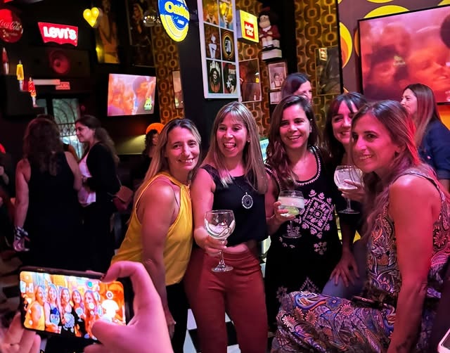 El bar más retro de Buenos Aires se despide de Saavedra: Cocktail 80 se muda a Palermo