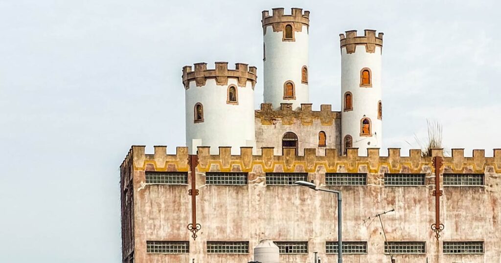 El «Castillo» de Villa Crespo: Historia y misterio de un ícono urbano