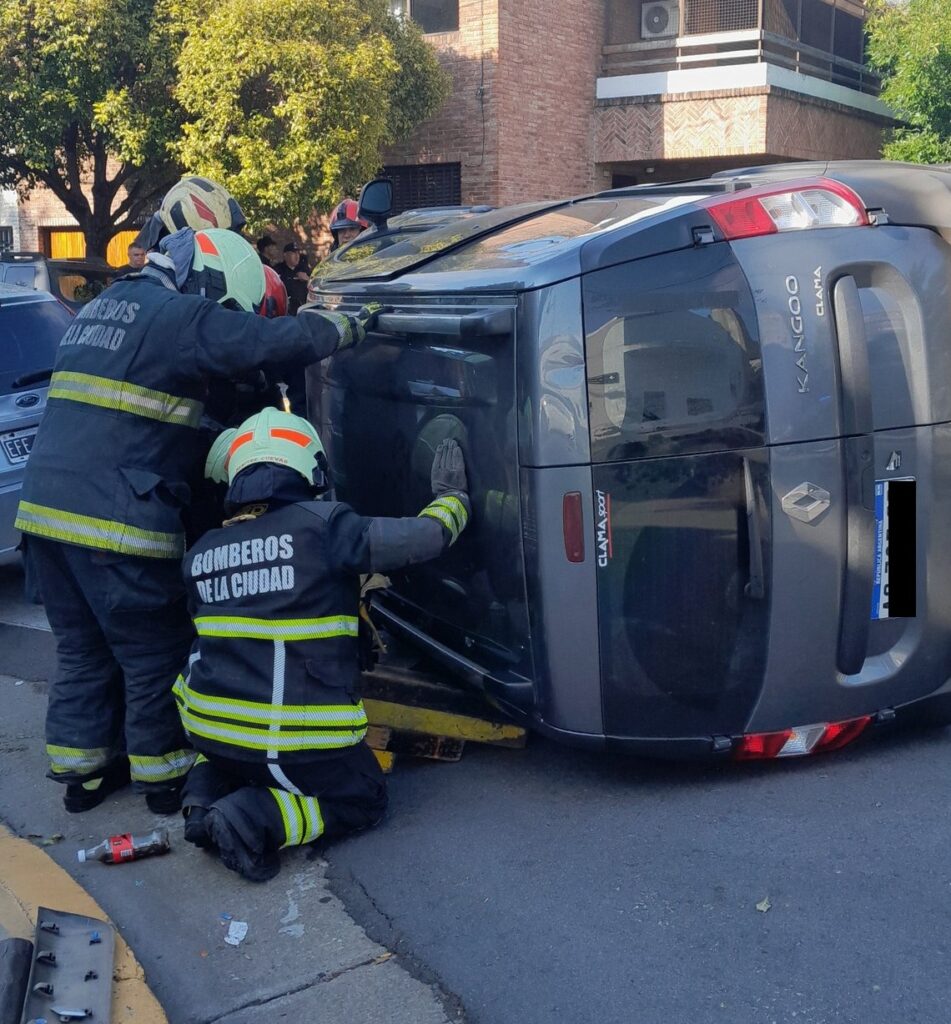 Choque y vuelco en el barrio de Vélez Sarsfield: no hubo heridos