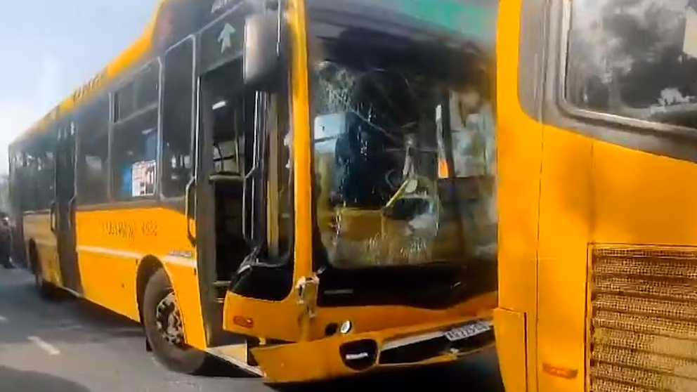 Choque entre dos colectivos de la línea 41 en Saavedra: un chofer resultó herido