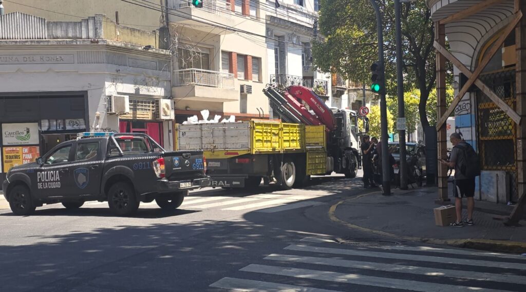 Desalojaron un edificio con riesgo de derrumbe en el Abasto