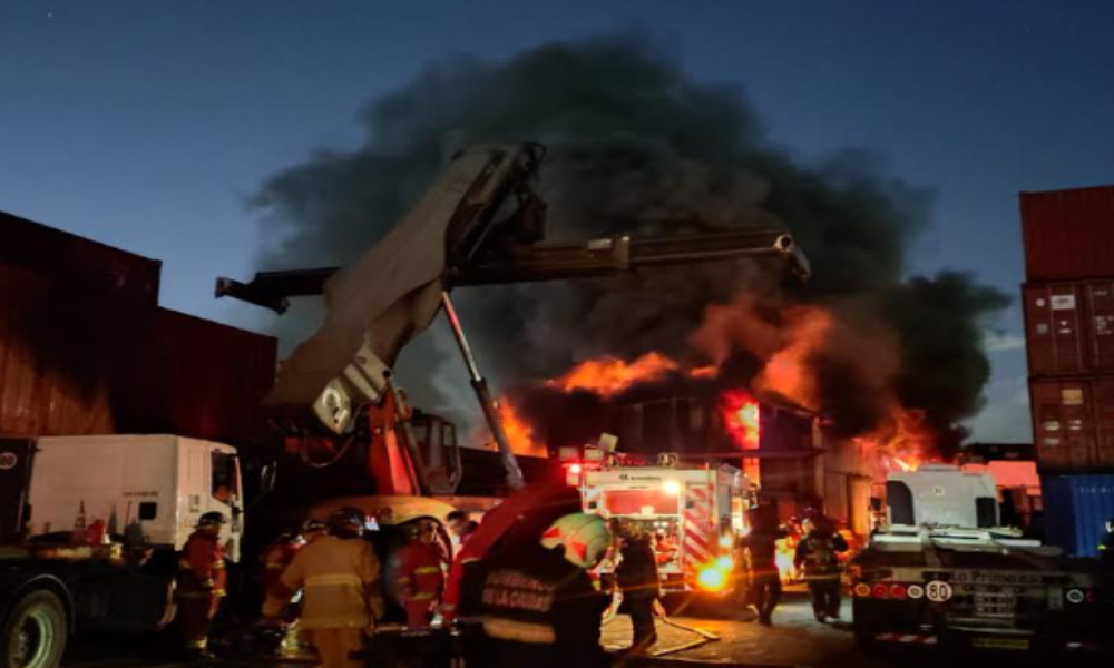 Incendio devastador en La Boca: Galpón de mercaderías arrasado por las llamas
