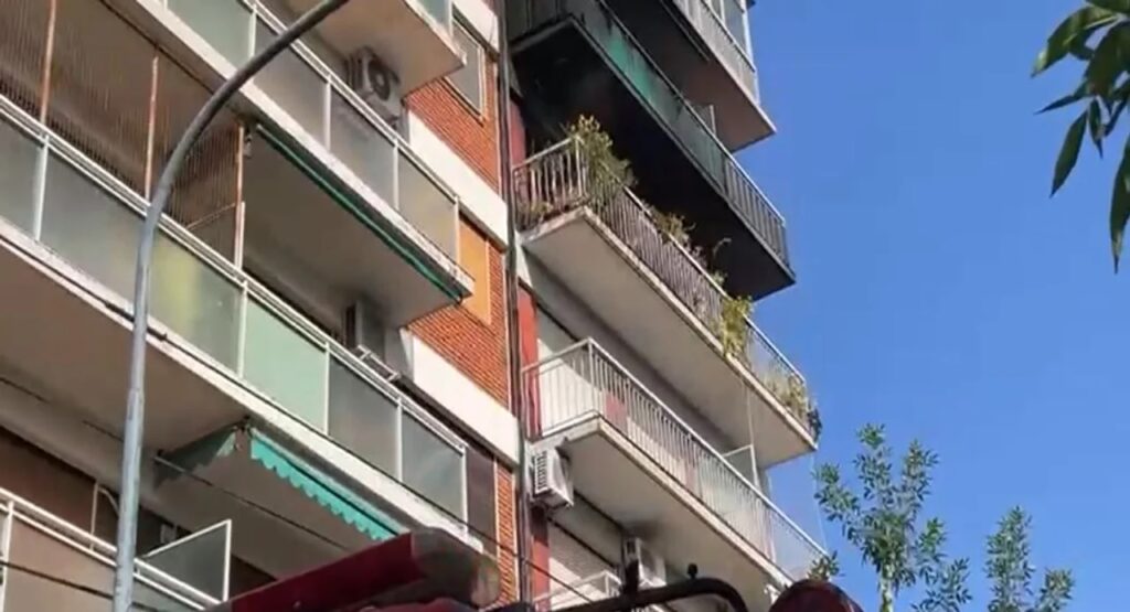 Incendio en un departamento de Caballito: cinco personas afectadas y un hombre con graves quemaduras