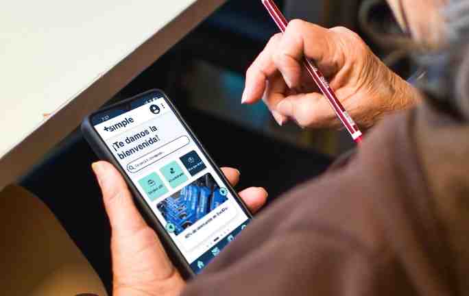 La Ciudad renueva +Simple, la app gratuita que conecta a las personas mayores con cultura, formación y beneficios