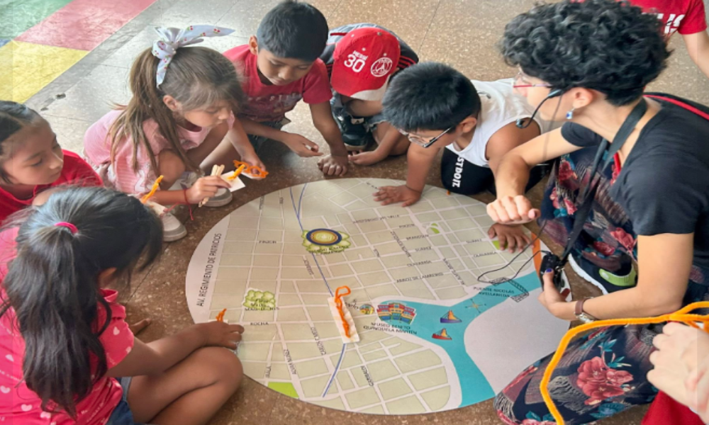 Niños del Programa Vacaciones en la Escuela exploran el Museo Quinquela Martín y su mapa afectivo del barrio