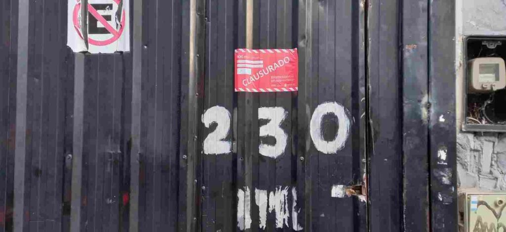 Clausuraron un estacionamiento de colectivos en Balvanera