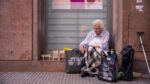 Palermo: a los 89 años, una mujer vende sillitas de madera en la vía pública para complementar su jubilación
