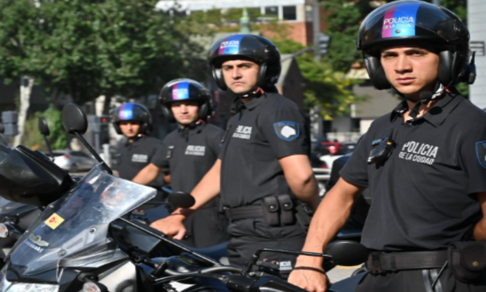 Policía de la Ciudad estrena uniformes negros y flota renovada: Macri promete “caza sin tregua” a delincuentes y usurpadores