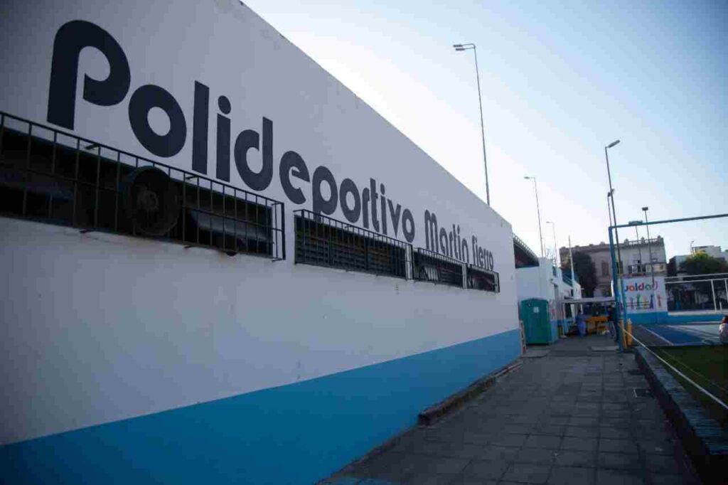 Las piletas de la Ciudad amplían su horario desde este lunes: el Polideportivo Martín Fierro, una opción cercana al Abasto