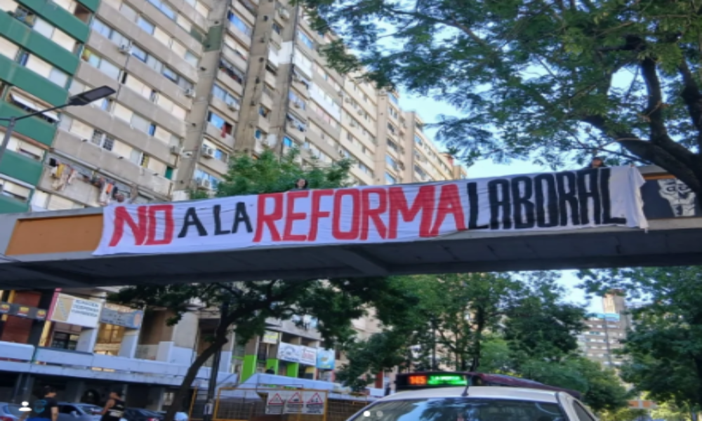 Protesta en Lugano 1 y 2 contra reforma laboral de Milei: policía irrumpe en banderazo vecinal