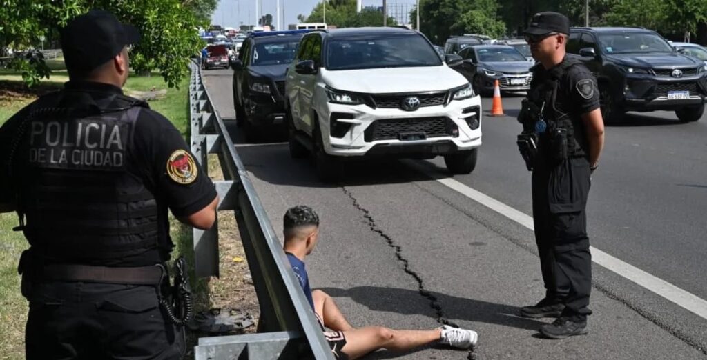 La Policía de la Ciudad detuvo a dos ladrones y recuperó una camioneta robada en la zona de Saavedra tras una persecución por la General Paz