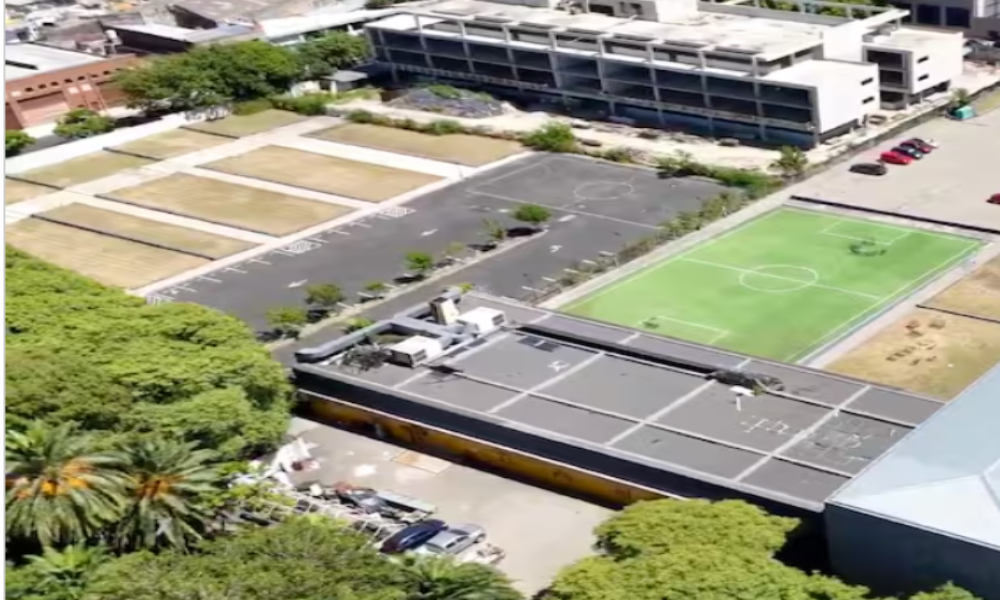Venden un terreno de casi una manzana en un barrio histórico de la ciudad