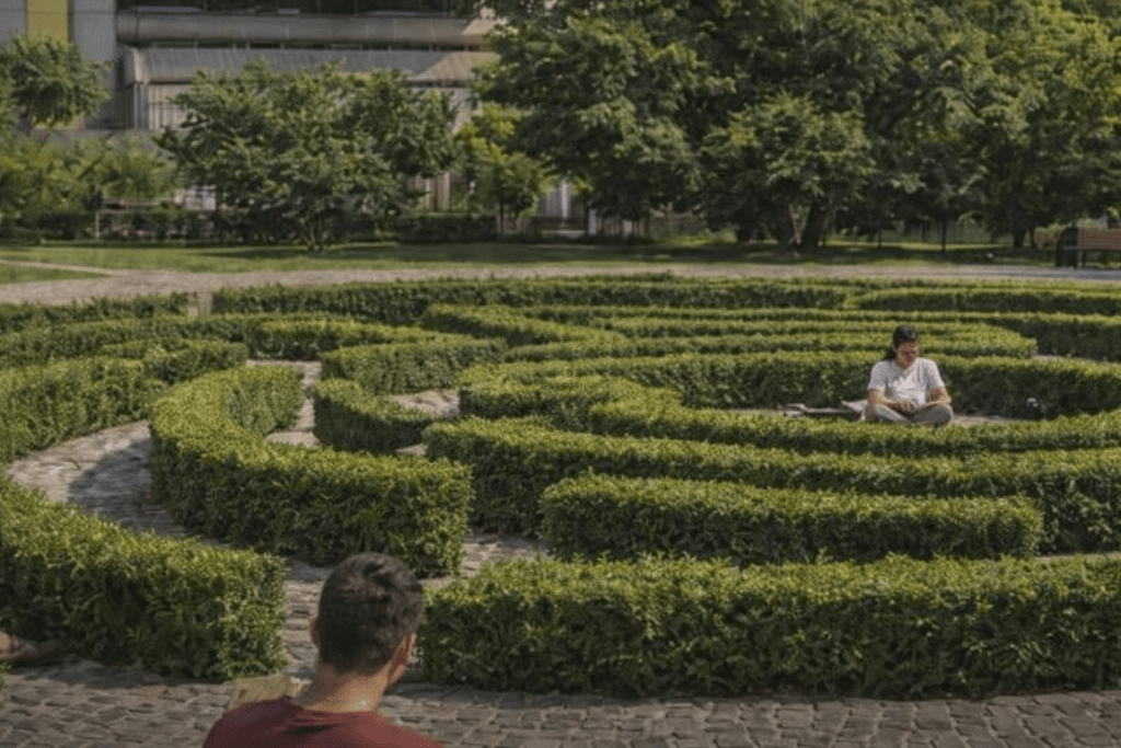Recoleta: la Plaza Borges reabre con la instalación de un laberinto literario inspirado en su obra