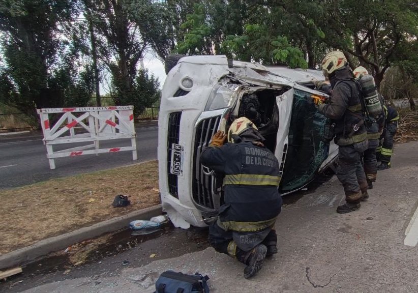 Choque y vuelco de una camioneta en el sur porteño: rescataron al conductor y fue hospitalizado