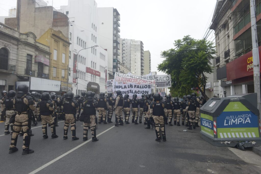 Paro de la CGT: fuerzas federales impidieron un corte en Puente Pueyrredón