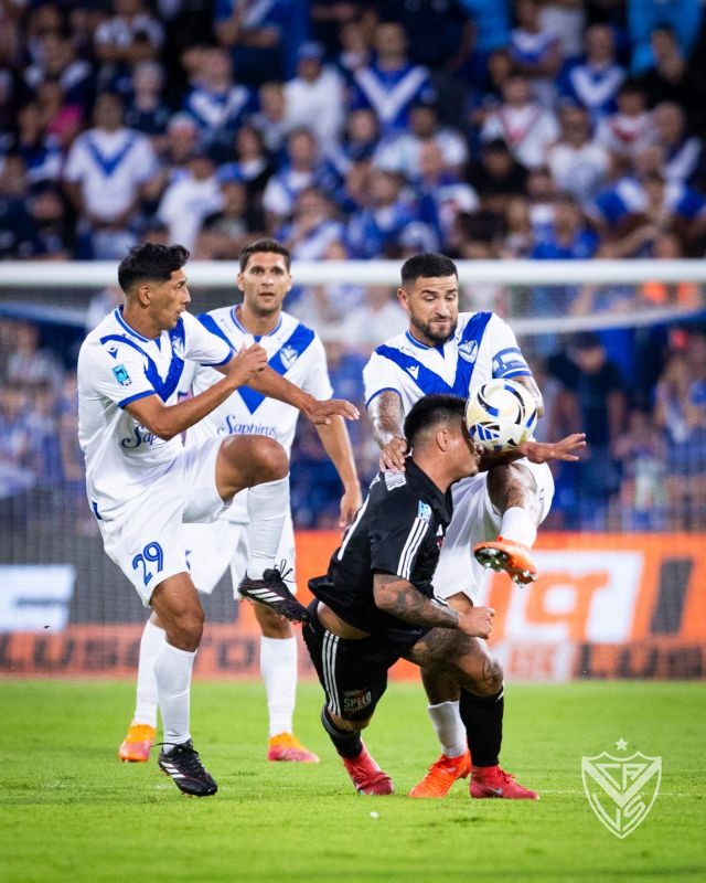 Un Vélez sin ideas no pasó del 0 a 0 con Riestra