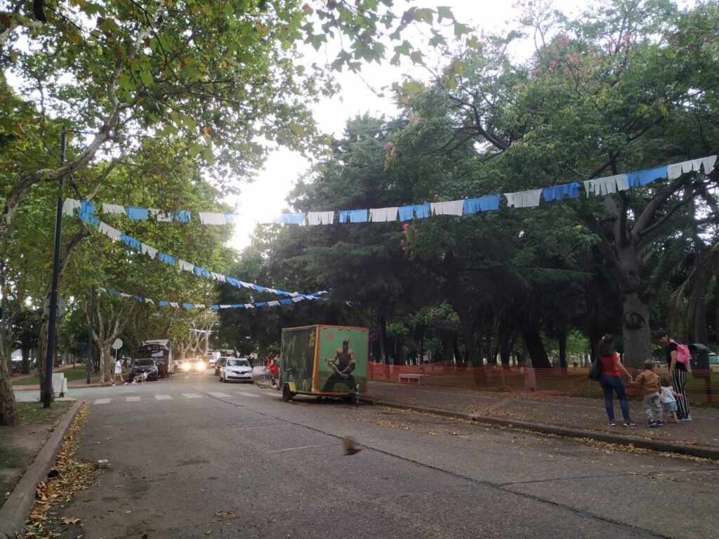 Carnaval 2026: instalan banderines en la calle Vilela por la nueva ubicación del corso de Parque Saavedra