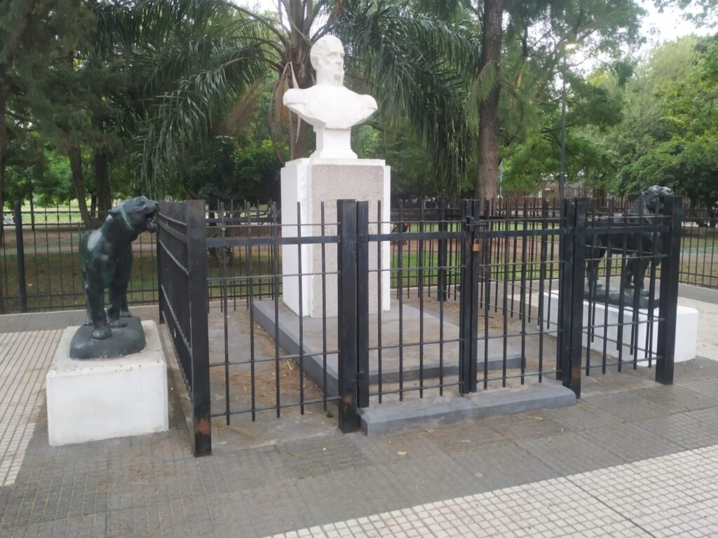 La histórica escultura de la leona vuelve a custodiar el busto de Cornelio en Parque Saavedra: las vasijas y el misterio de la palmera enrejada