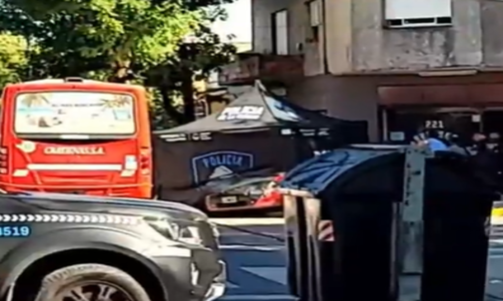 Choque fatal en Mataderos: mujer pierde la vida en colisión entre colectivo y auto en Montiel y Monte