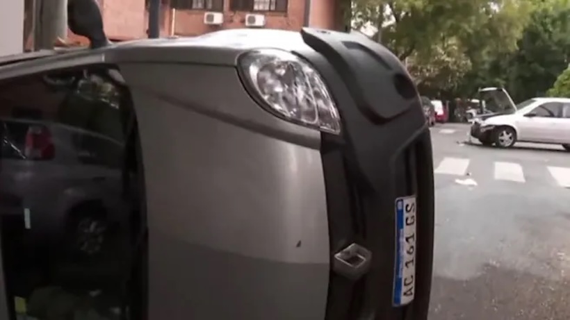 Violento choque y vuelco en Saavedra: cinco heridos tras la colisión entre un auto y una camioneta