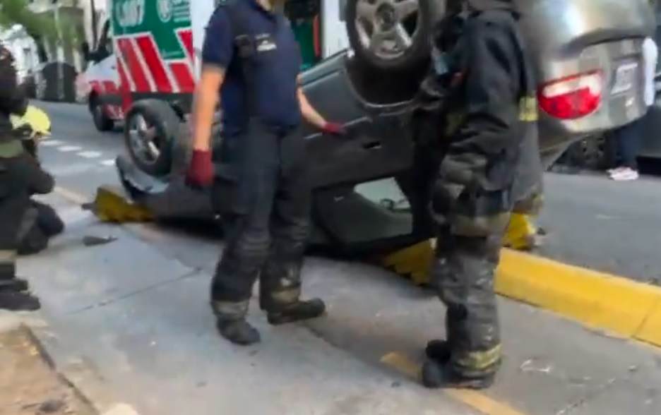 Choque y vuelco en San Cristóbal: un conductor fue derivado al Hospital Ramos Mejía