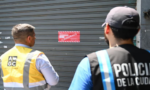 Operativos en Pompeya y Parque Patricios: Policía y AGC incautan más de 3.000 artículos de venta ambulante y clausuran local por irregularidades