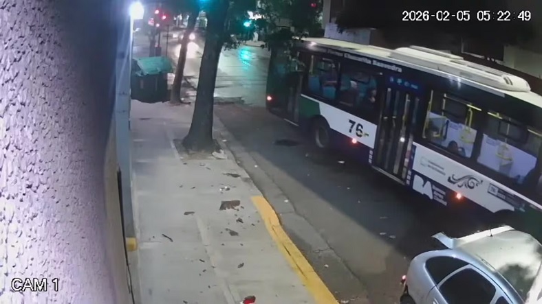 Choque en cadena en Caballito: un colectivo de la línea 76 impactó contra un contenedor y dos autos estacionados durante la madrugada